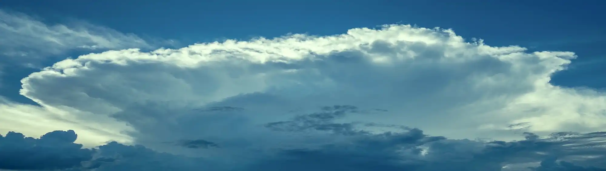 青空を背景にかなとこ状(アンビル状)に広がる巨大な積乱雲。